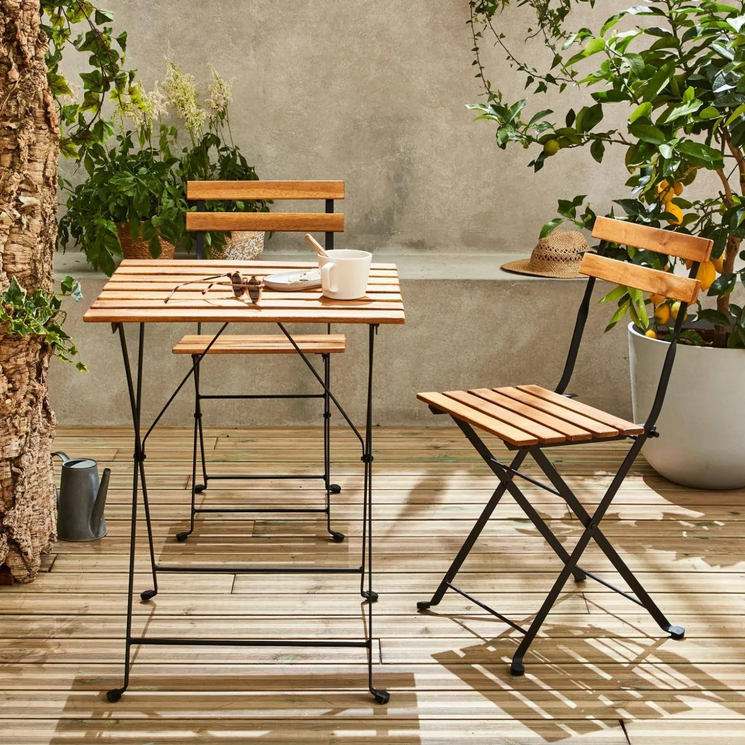 Conjunto de jardim com mesa de bistrô de madeira e metal com 2 cadeiras