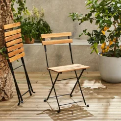 Conjunto de jardim com mesa de bistrô de madeira e metal com 2 cadeiras