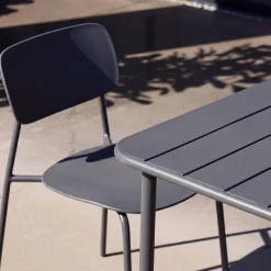Conjunto de jardim com mesa de metal com 2 cadeiras