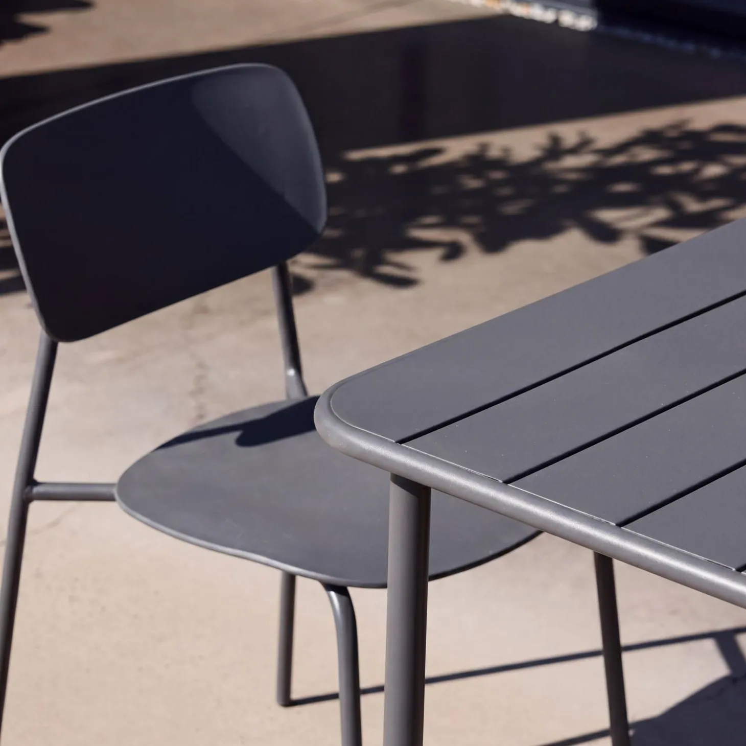 Conjunto de jardim com mesa de metal com 2 cadeiras