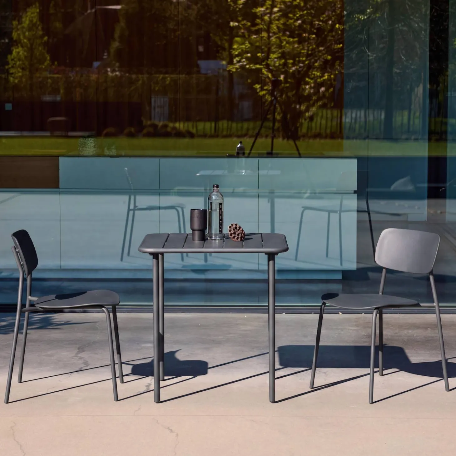 Conjunto de jardim com mesa de metal com 2 cadeiras