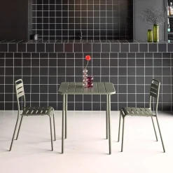 Conjunto de jardim com mesa em metal com 2 cadeiras
