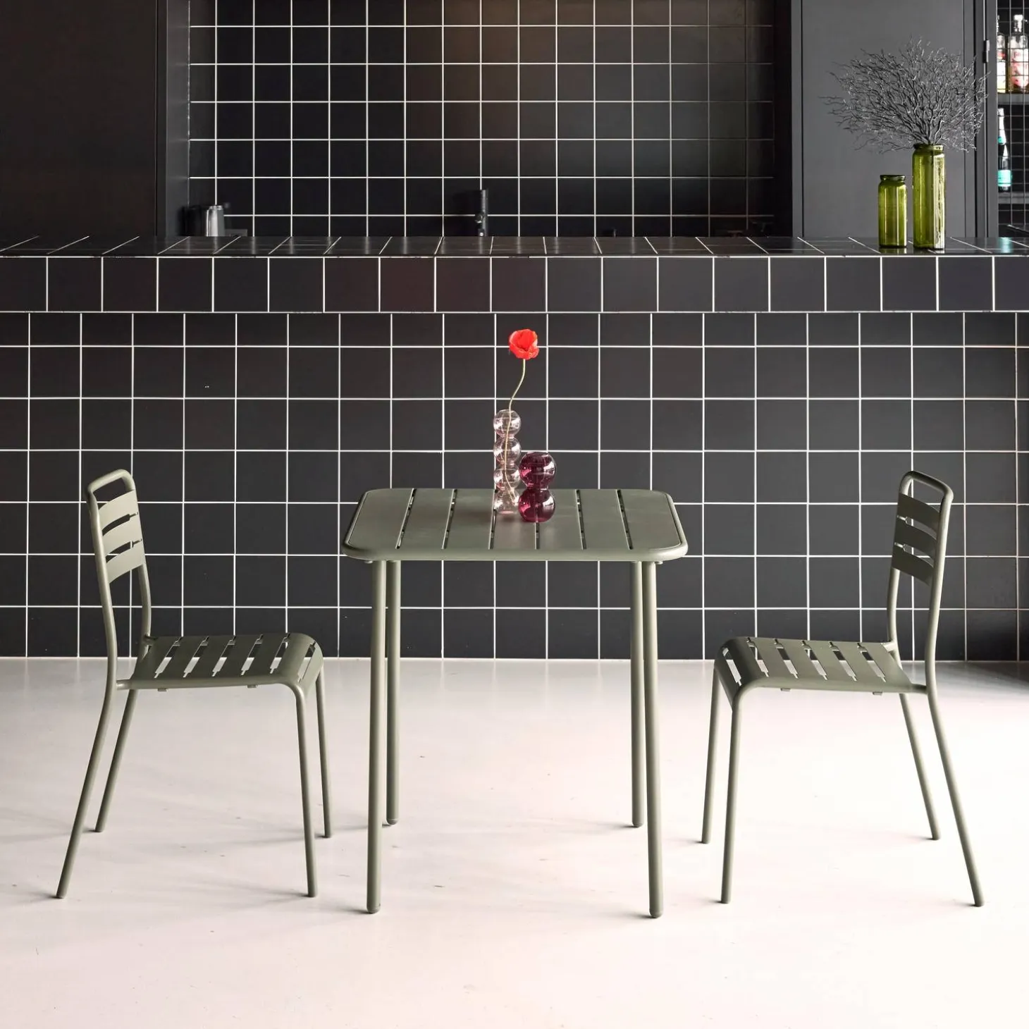 Conjunto de jardim com mesa em metal com 2 cadeiras