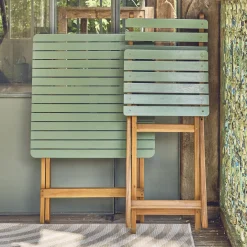 Conjunto de jardim com mesa em madeira de acácia com 2 cadeiras dobráveis