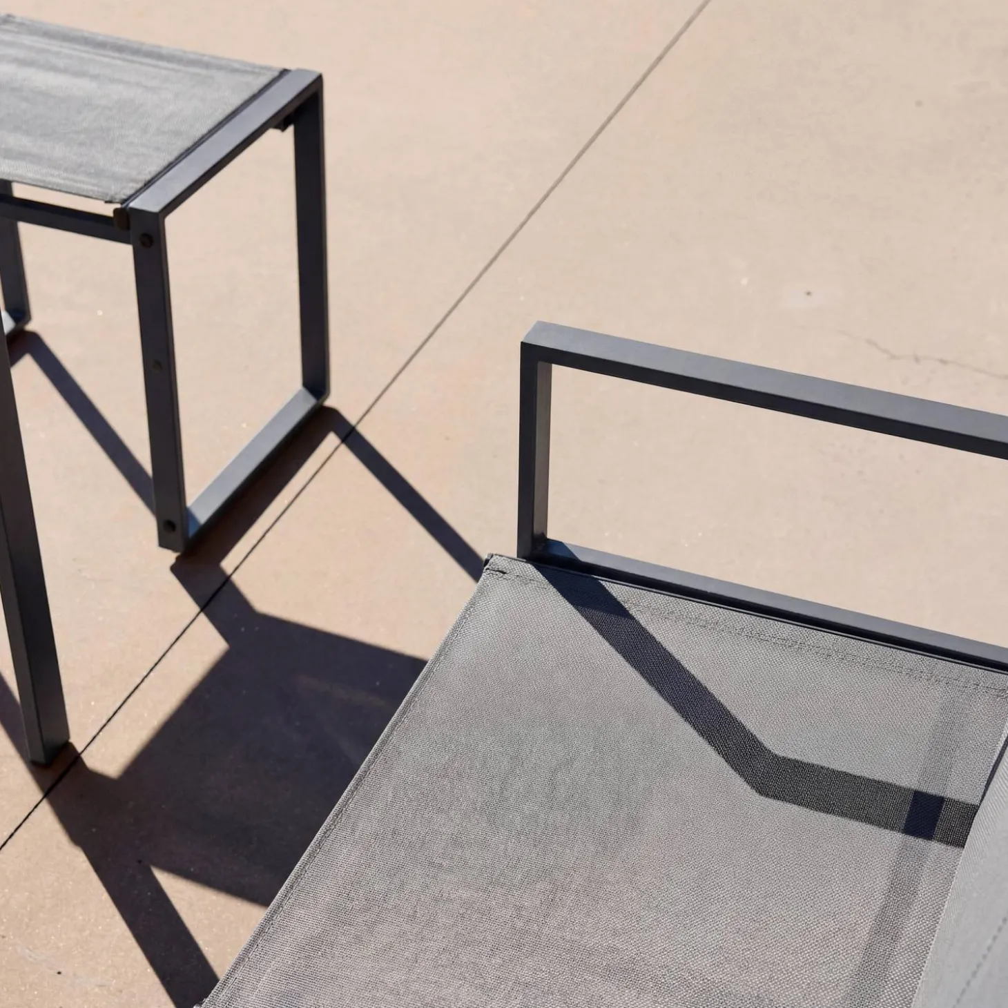 Conjunto de jardim com mesa em aço e textilene com 4 cadeiras