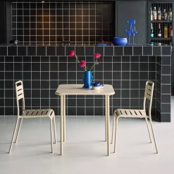 Conjunto de jardim com mesa em metal com 2 cadeiras
