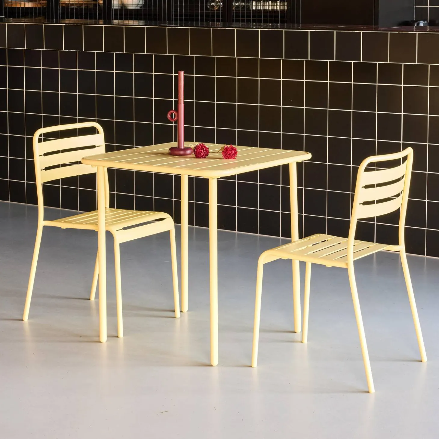 Conjunto de jardim com mesa em metal com 2 cadeiras