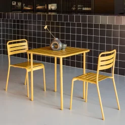 Conjunto de jardim com mesa em metal com 2 cadeiras