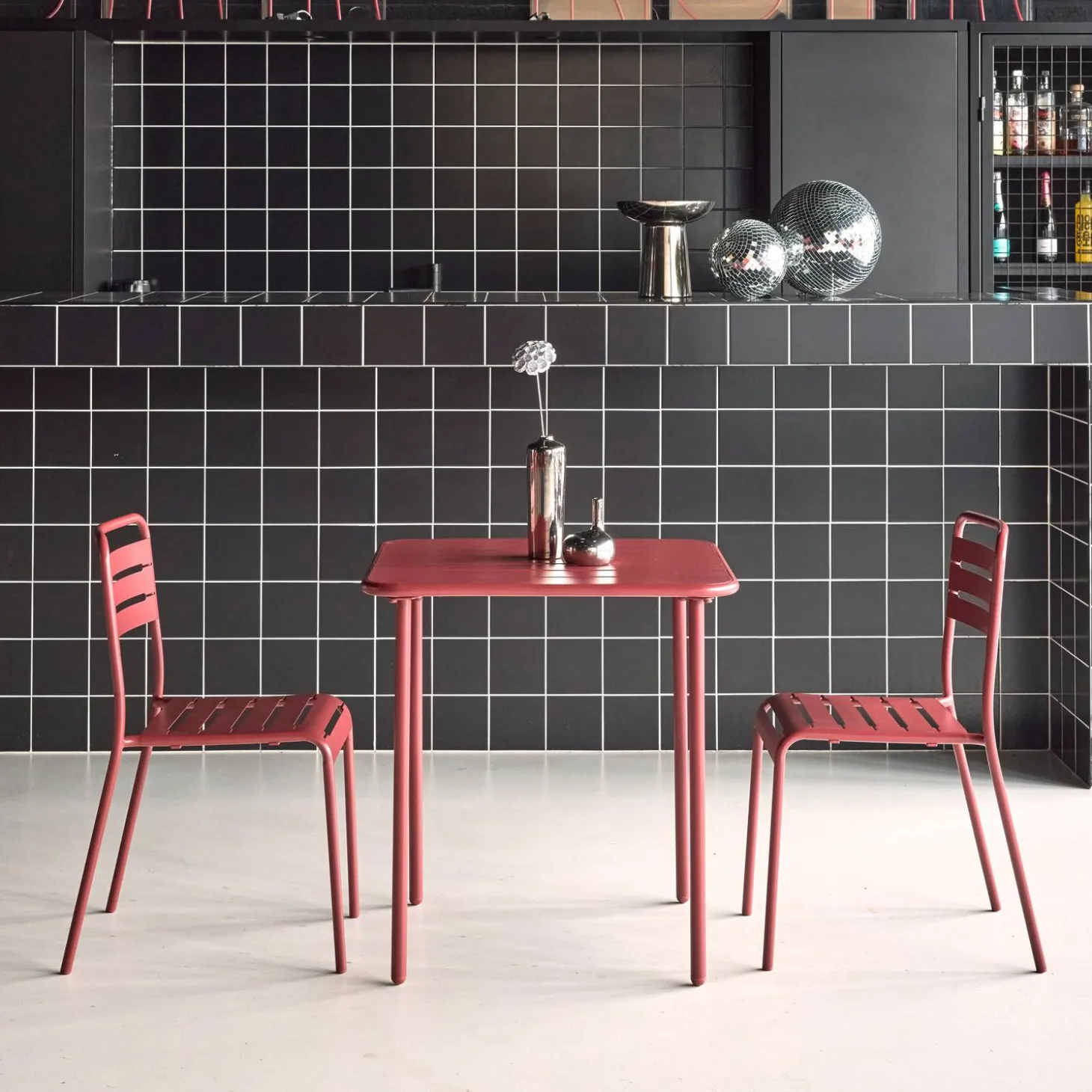 Conjunto de jardim com mesa em metal com 2 cadeiras