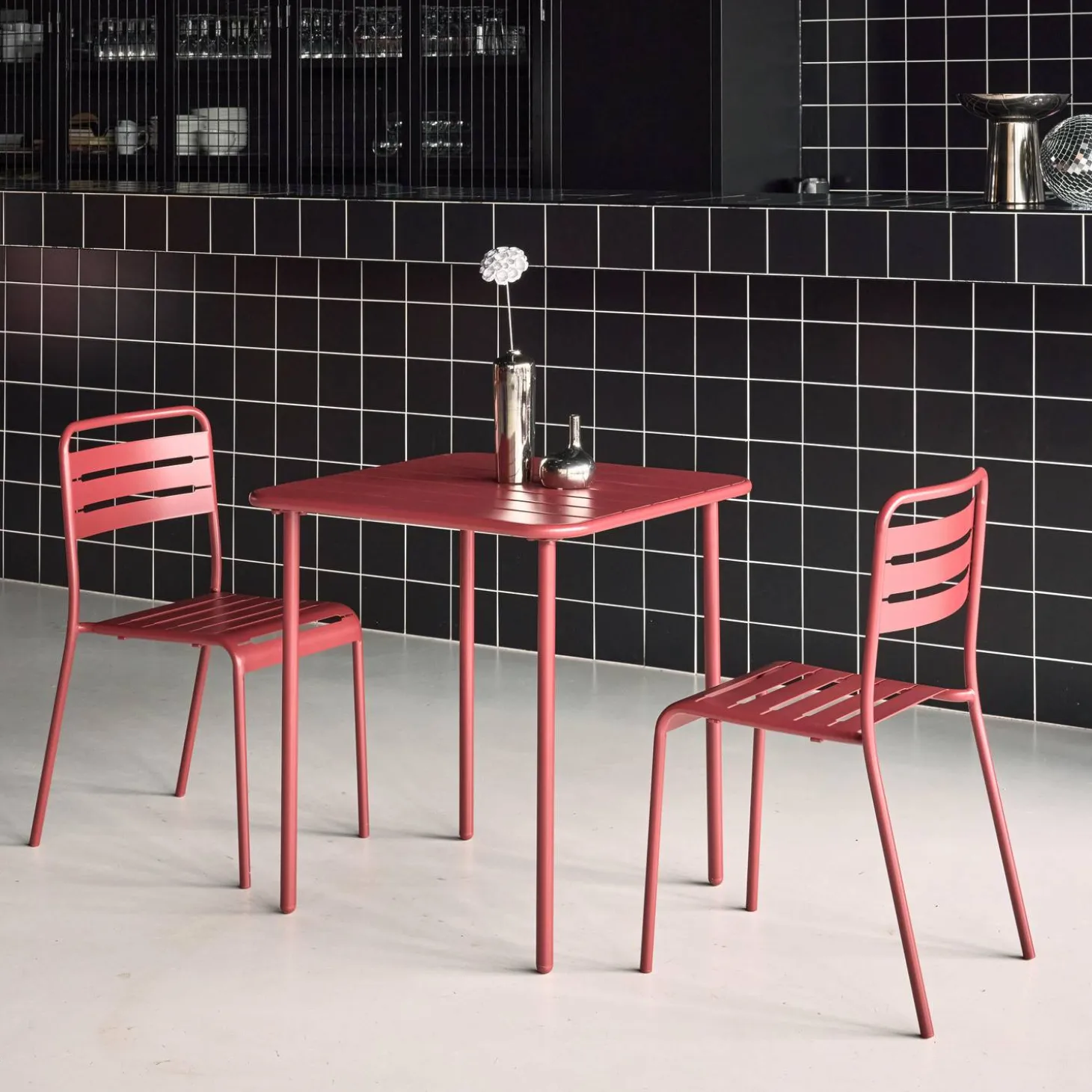Conjunto de jardim com mesa em metal com 2 cadeiras