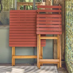 Conjunto de jardim com mesa em madeira de acácia com 2 cadeiras dobráveis