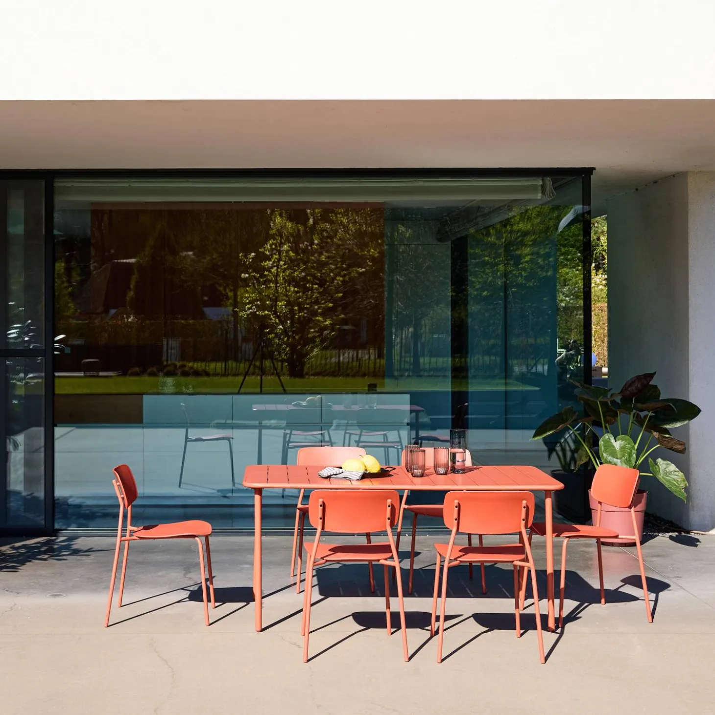 Conjunto de jardim com mesa em metal com 6 cadeiras