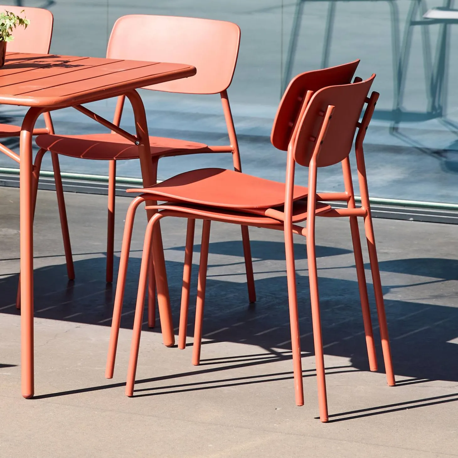 Conjunto de jardim com mesa em metal com 6 cadeiras
