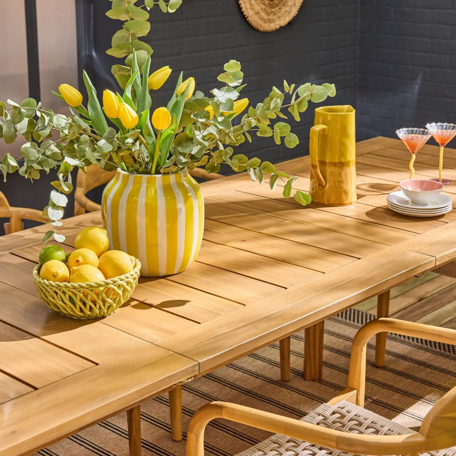 Conjunto de jardim com mesa em madeira de acácia com 8 cadeiras