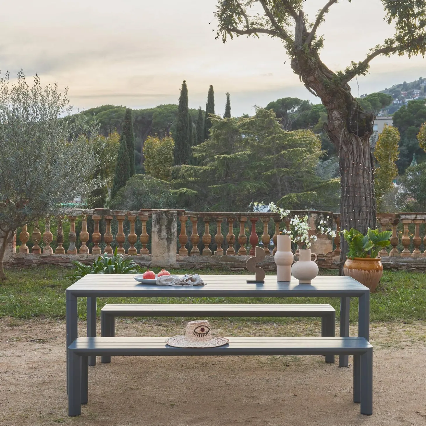 Conjunto de jardim com mesa em alumínio com 2 bancos, 8 lugares