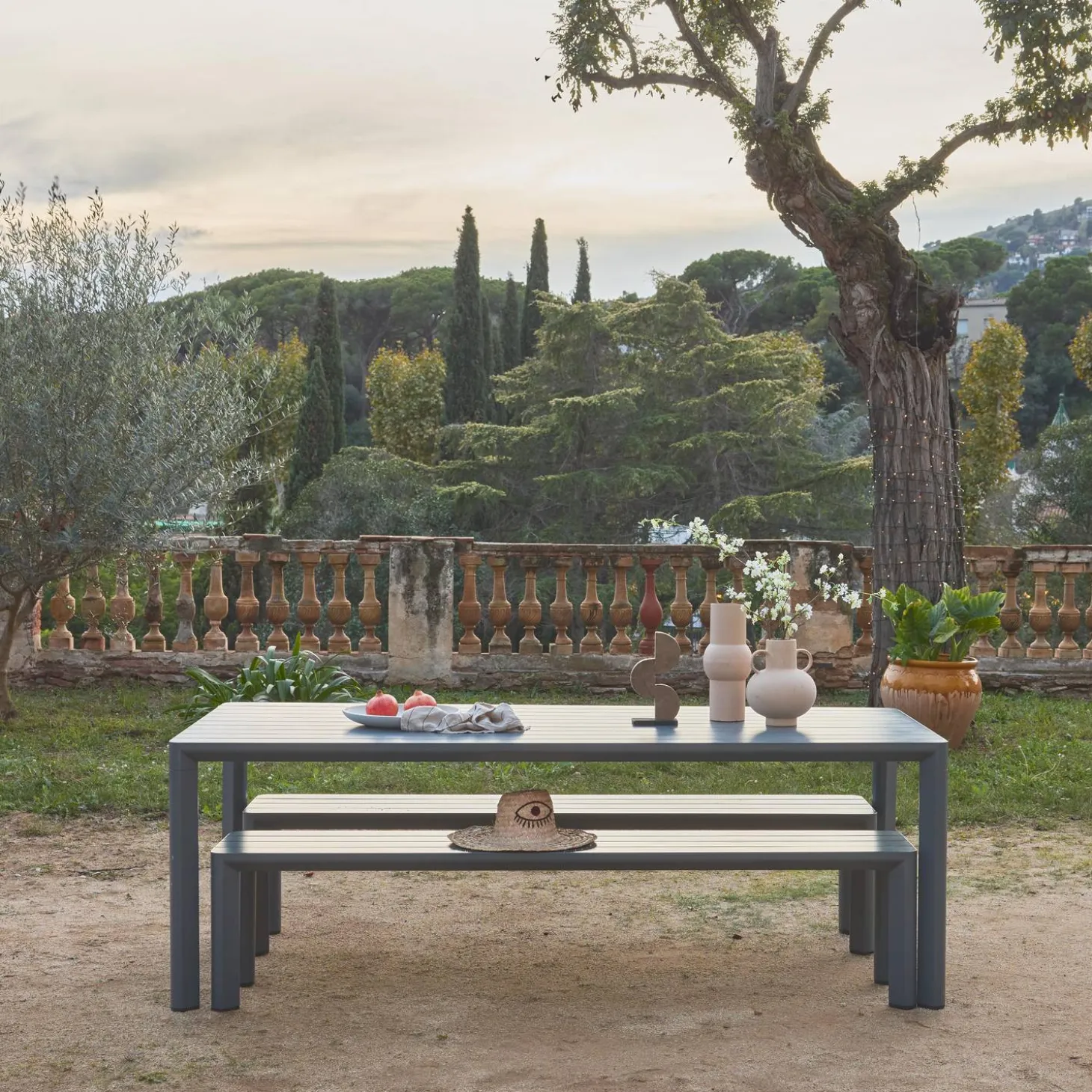 Conjunto de jardim com mesa em alumínio com 2 bancos, 8 lugares