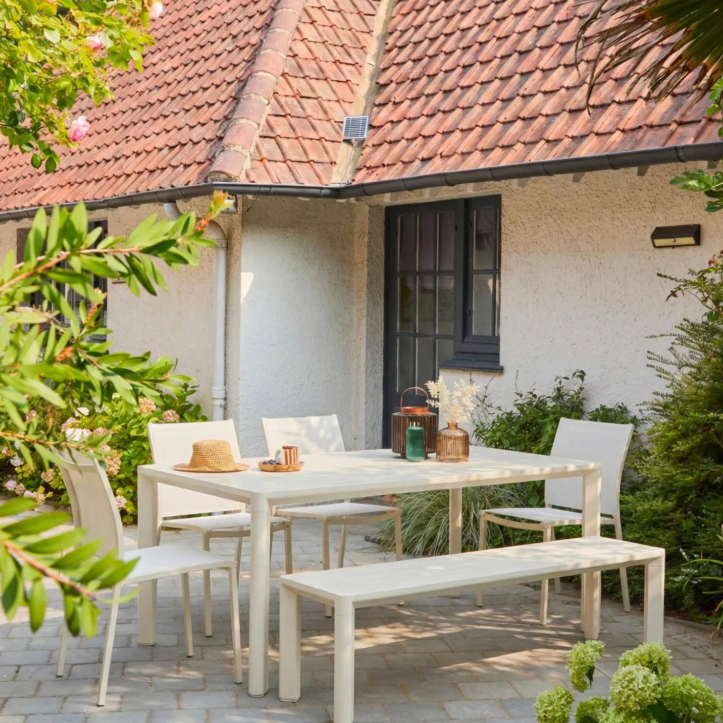 Conjunto de jardim com mesa em alumínio com 4 cadeiras e 1 banco