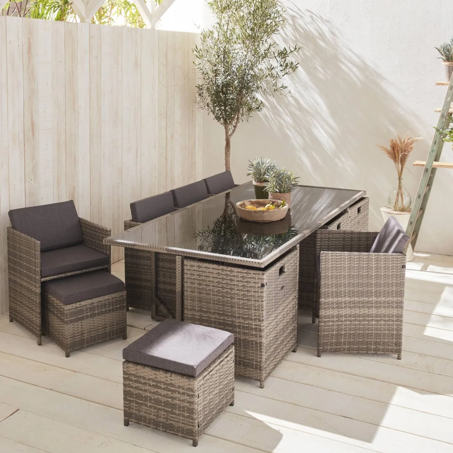 Conjunto de jardim com mesa em tecido de resina com 12 cadeirões + capa de proteção