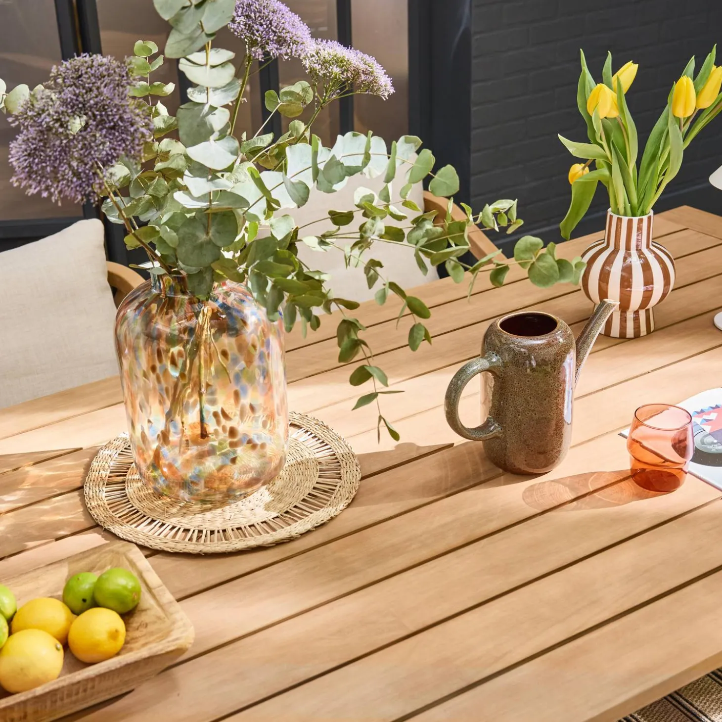 Conjunto de jardim com mesa em madeira de eucalipto e cordas com 8 cadeiras