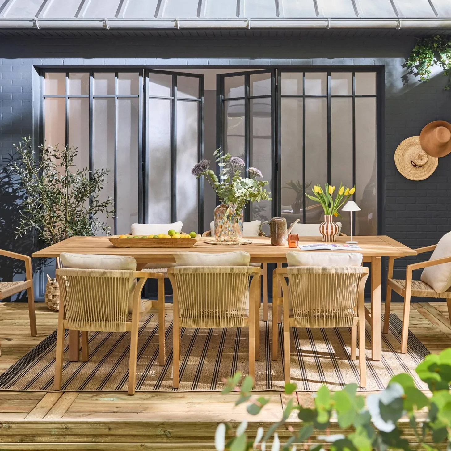 Conjunto de jardim com mesa em madeira de eucalipto e cordas com 8 cadeiras
