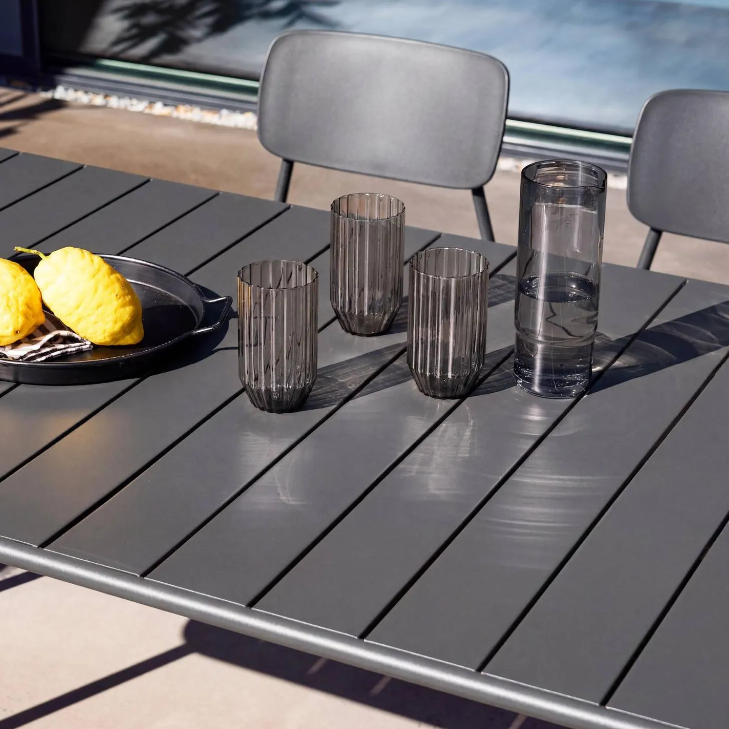 Conjunto de jardim com mesa em metal com 6 cadeiras