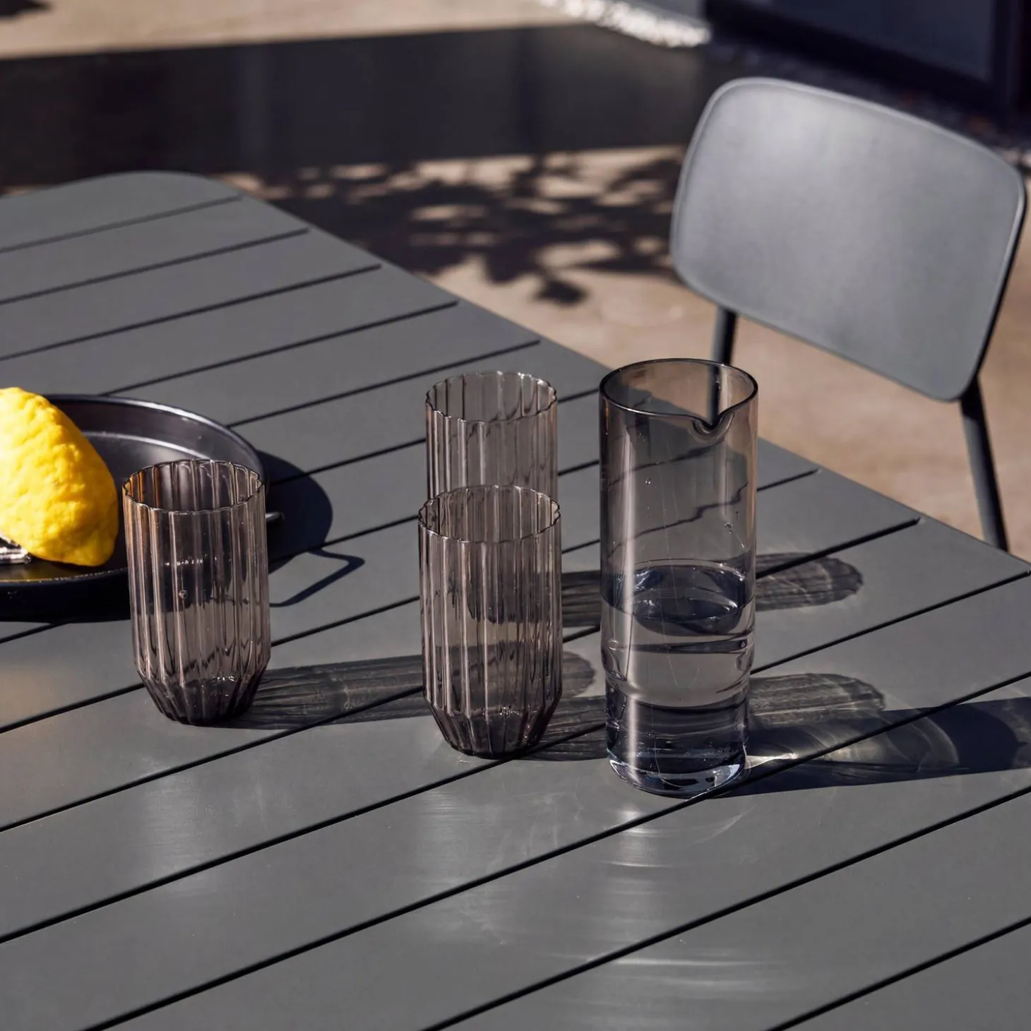 Conjunto de jardim com mesa em metal com 6 cadeiras