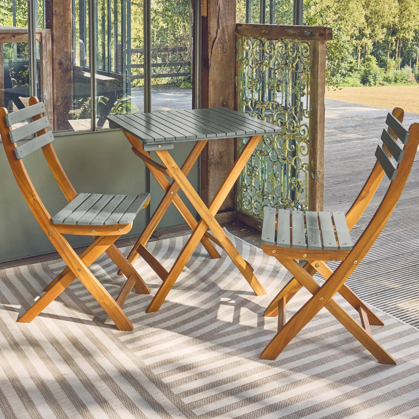 Conjunto de jardim com mesa em madeira de acácia com 2 cadeiras dobráveis