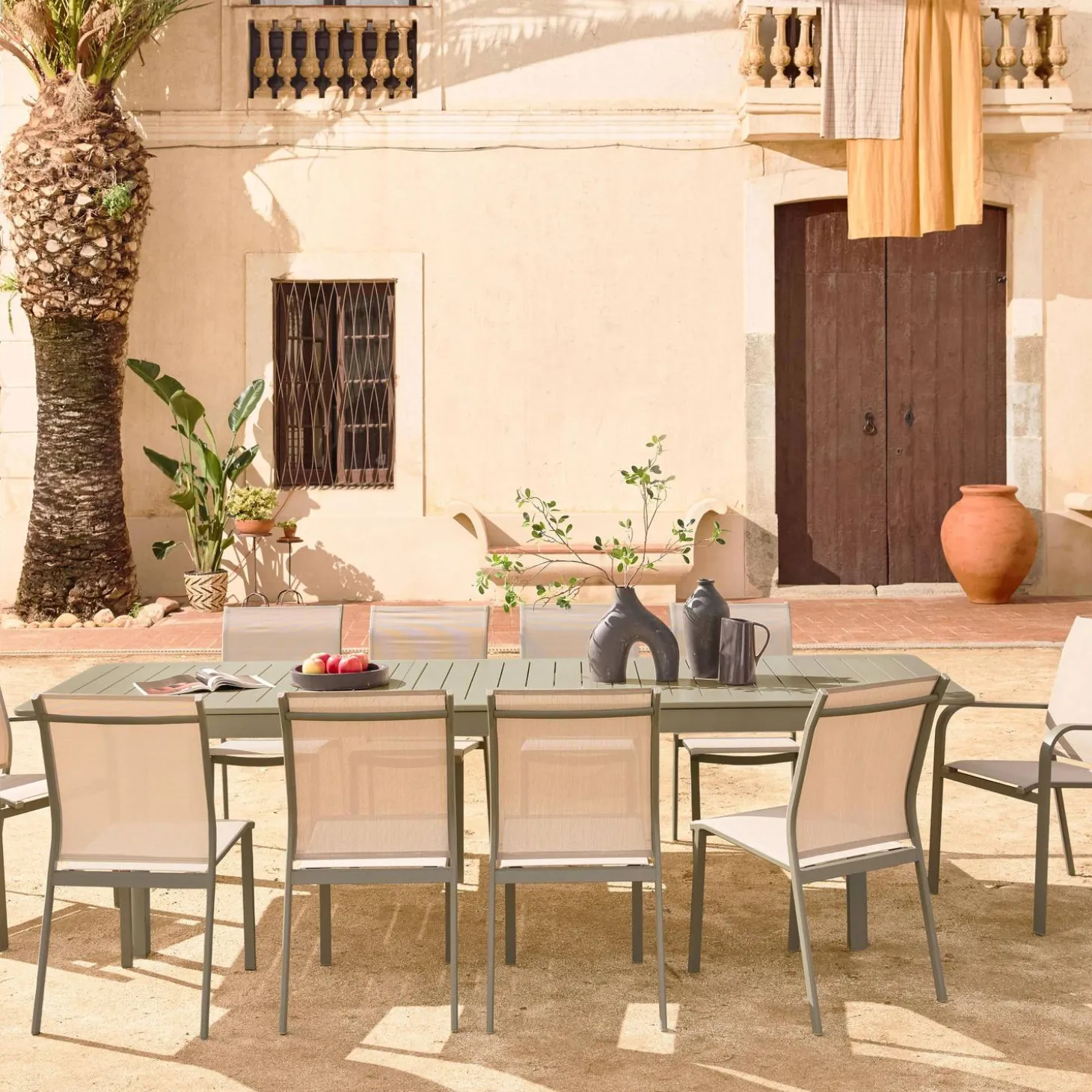 Conjunto de jardim com mesa extensível de alumínio com 8 cadeiras e 2 poltronas