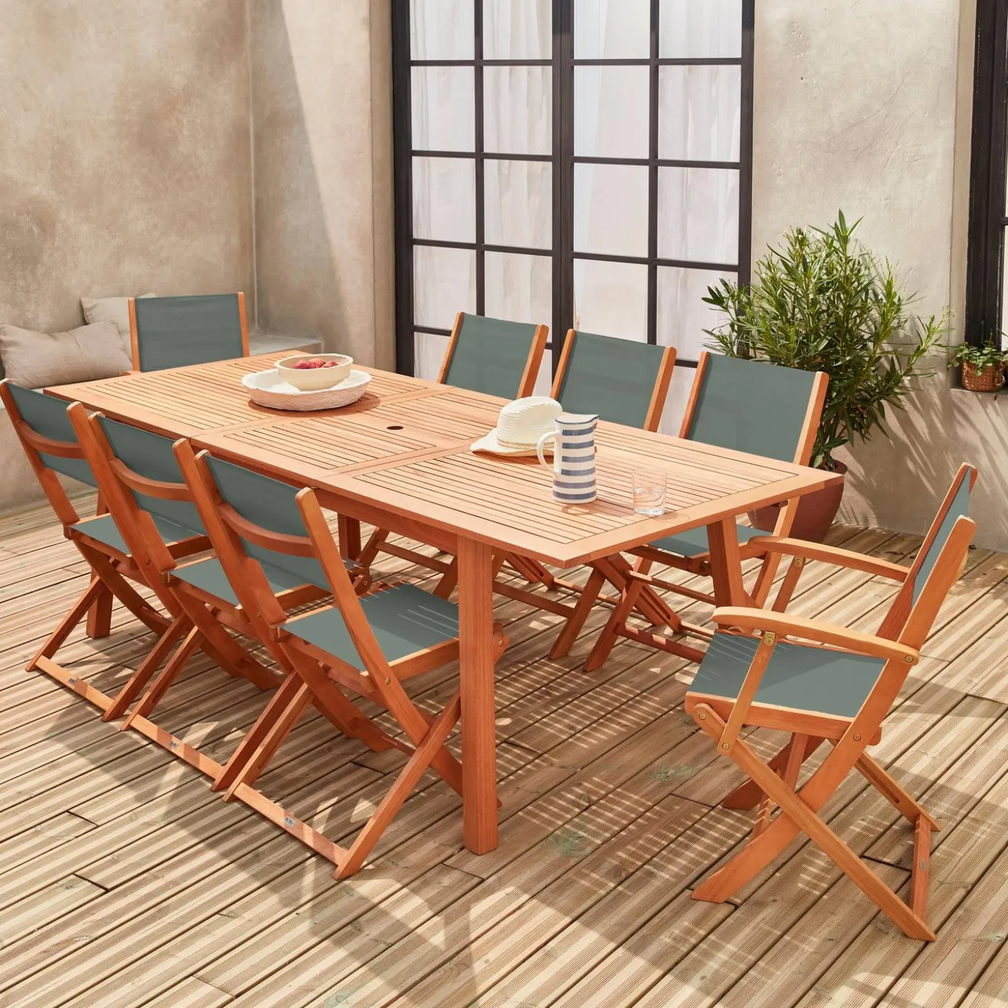 Conjunto de jardim com mesa extensível em madeira com 8 cadeiras