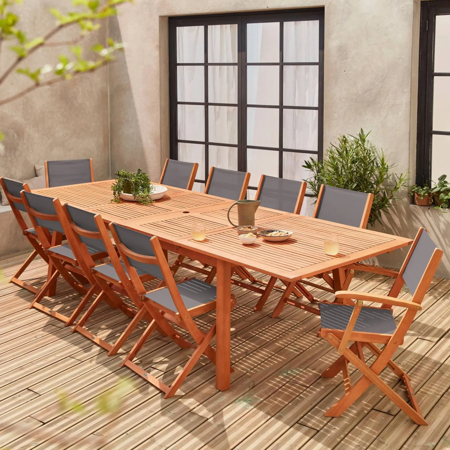 Conjunto de jardim com mesa extensível em madeira com 10 cadeiras