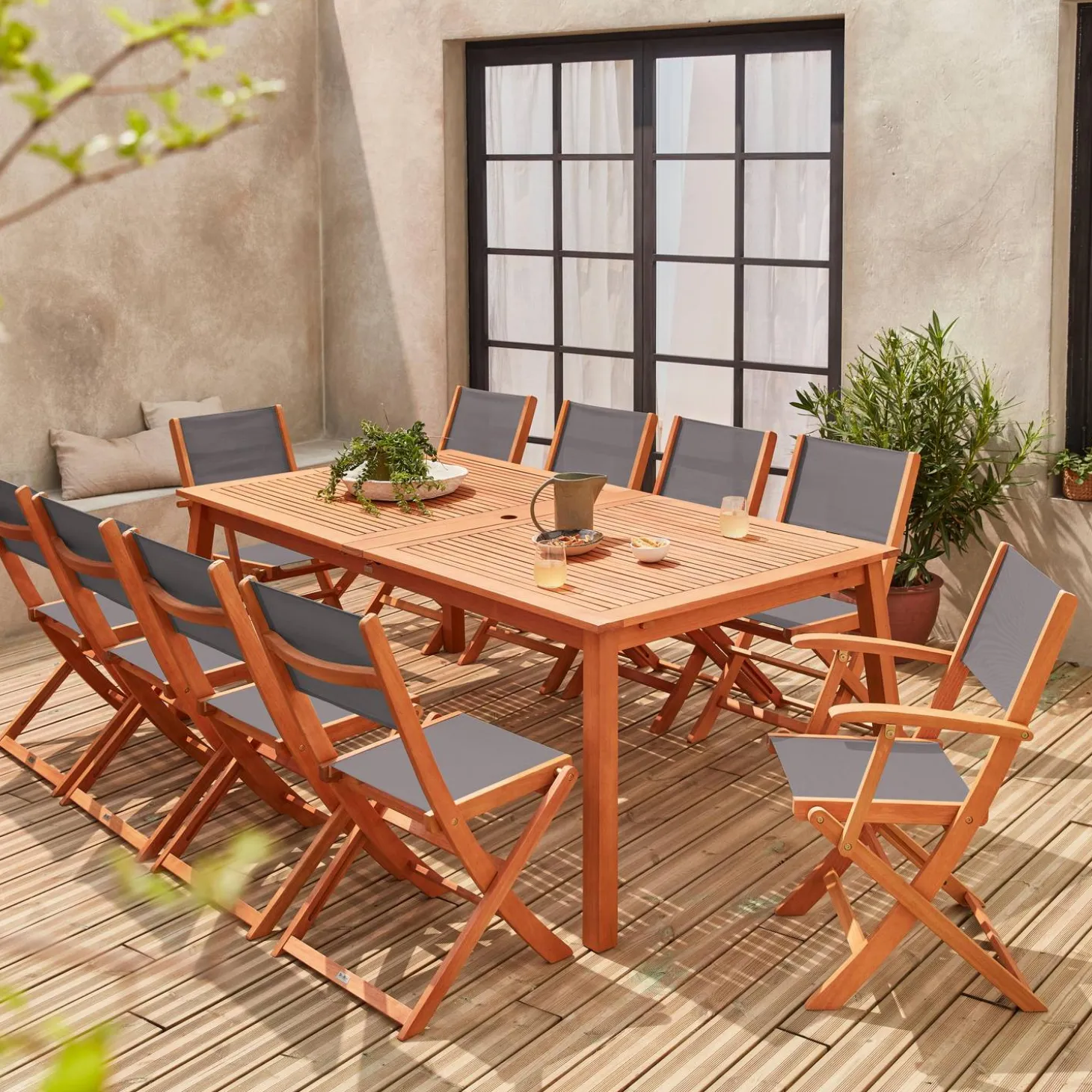 Conjunto de jardim com mesa extensível em madeira com 10 cadeiras