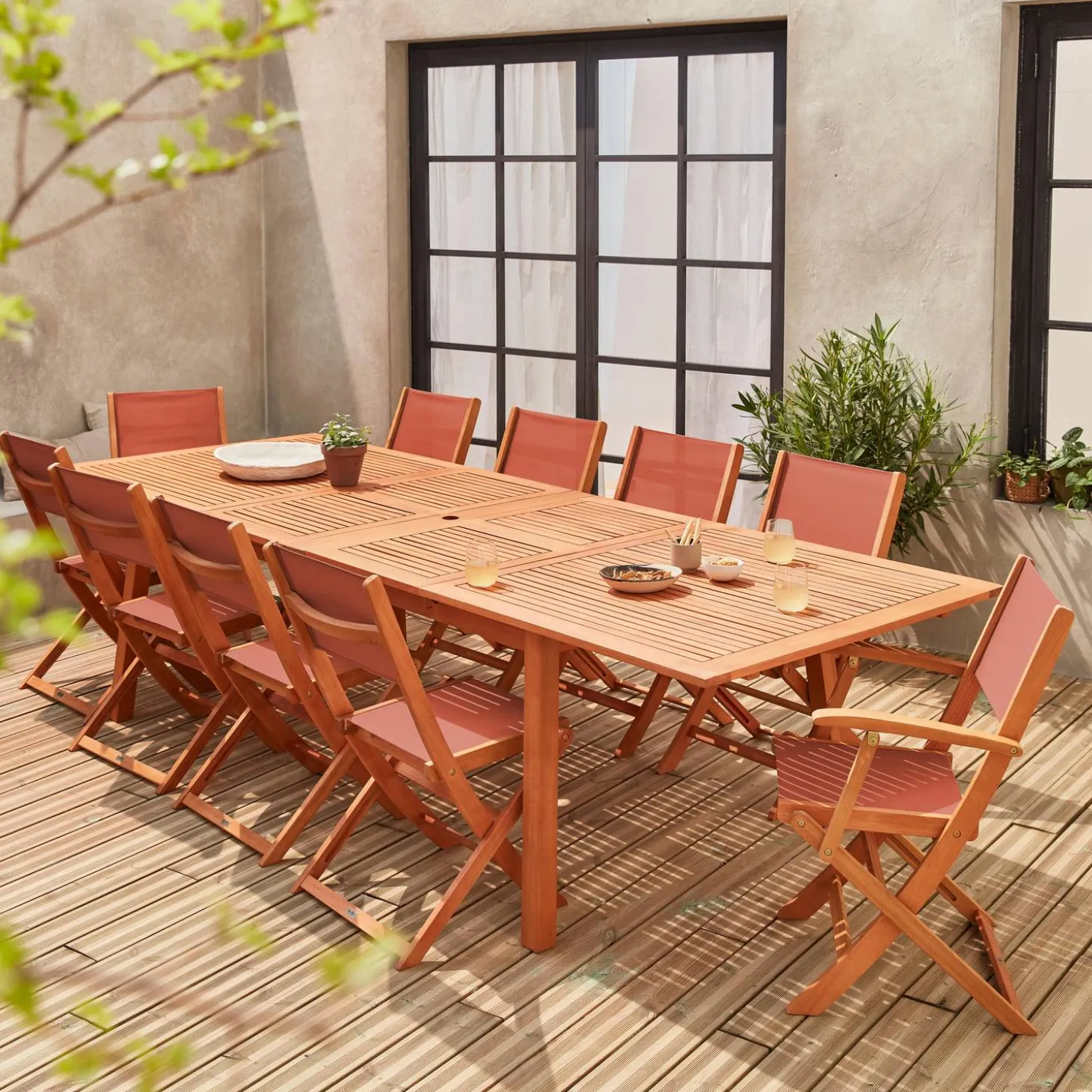 Conjunto de jardim com mesa extensível em madeira com 10 cadeiras