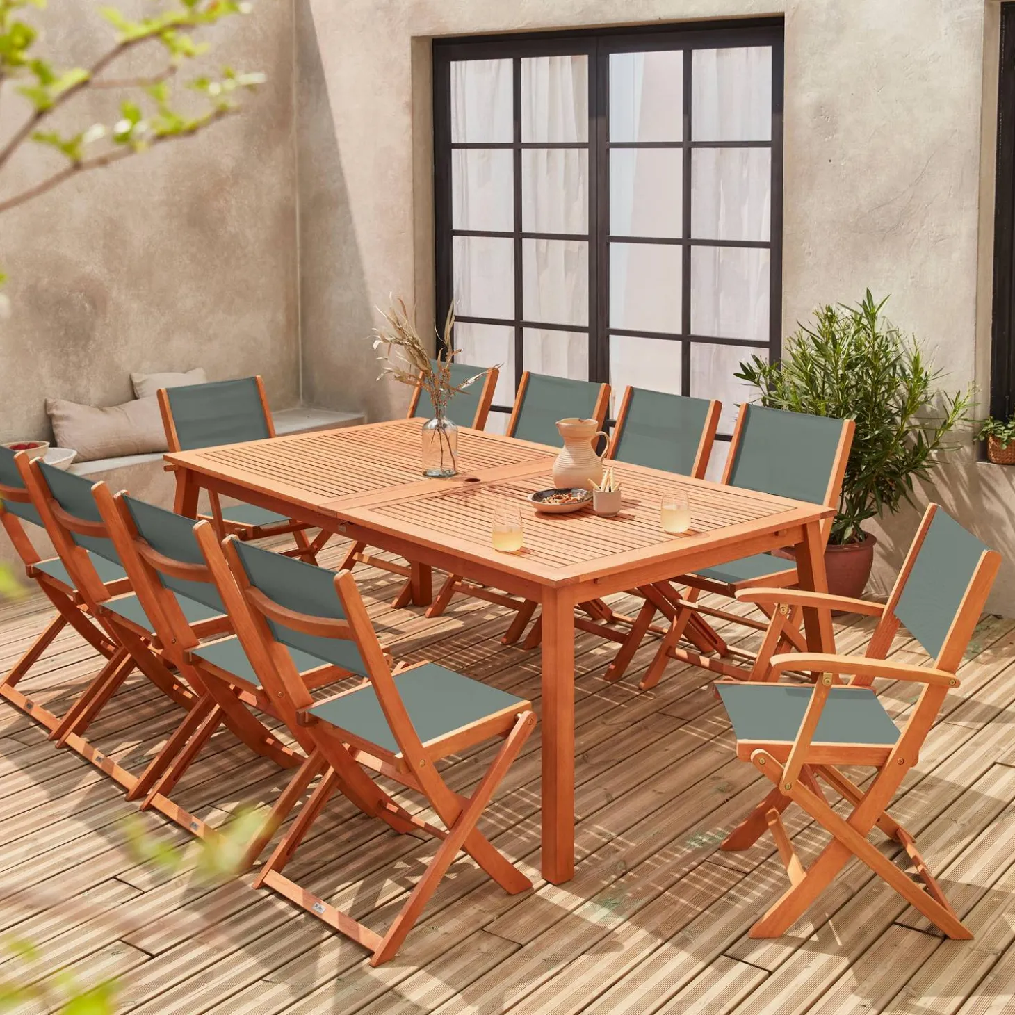 Conjunto de jardim com mesa extensível em madeira com 10 cadeiras