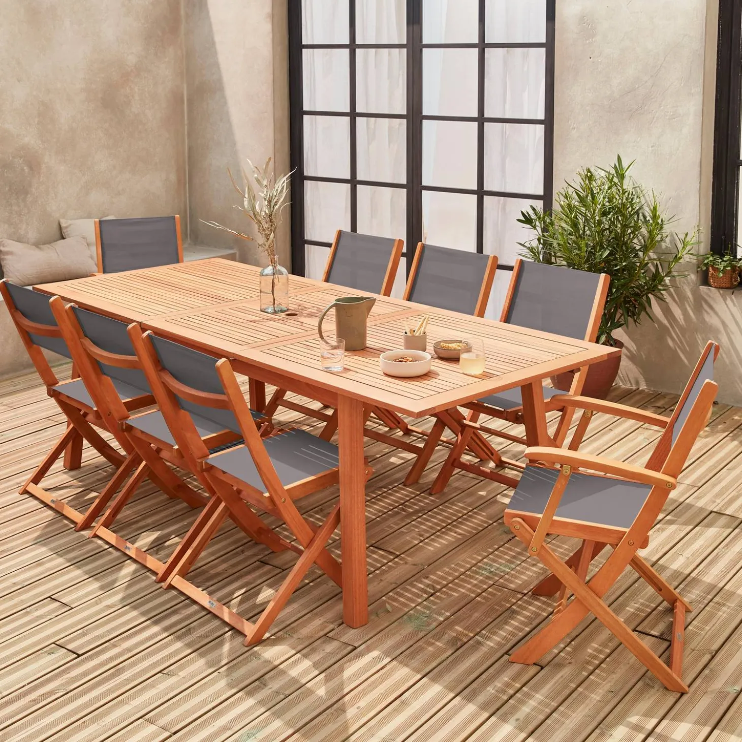 Conjunto de jardim com mesa extensível em madeira com 8 cadeiras
