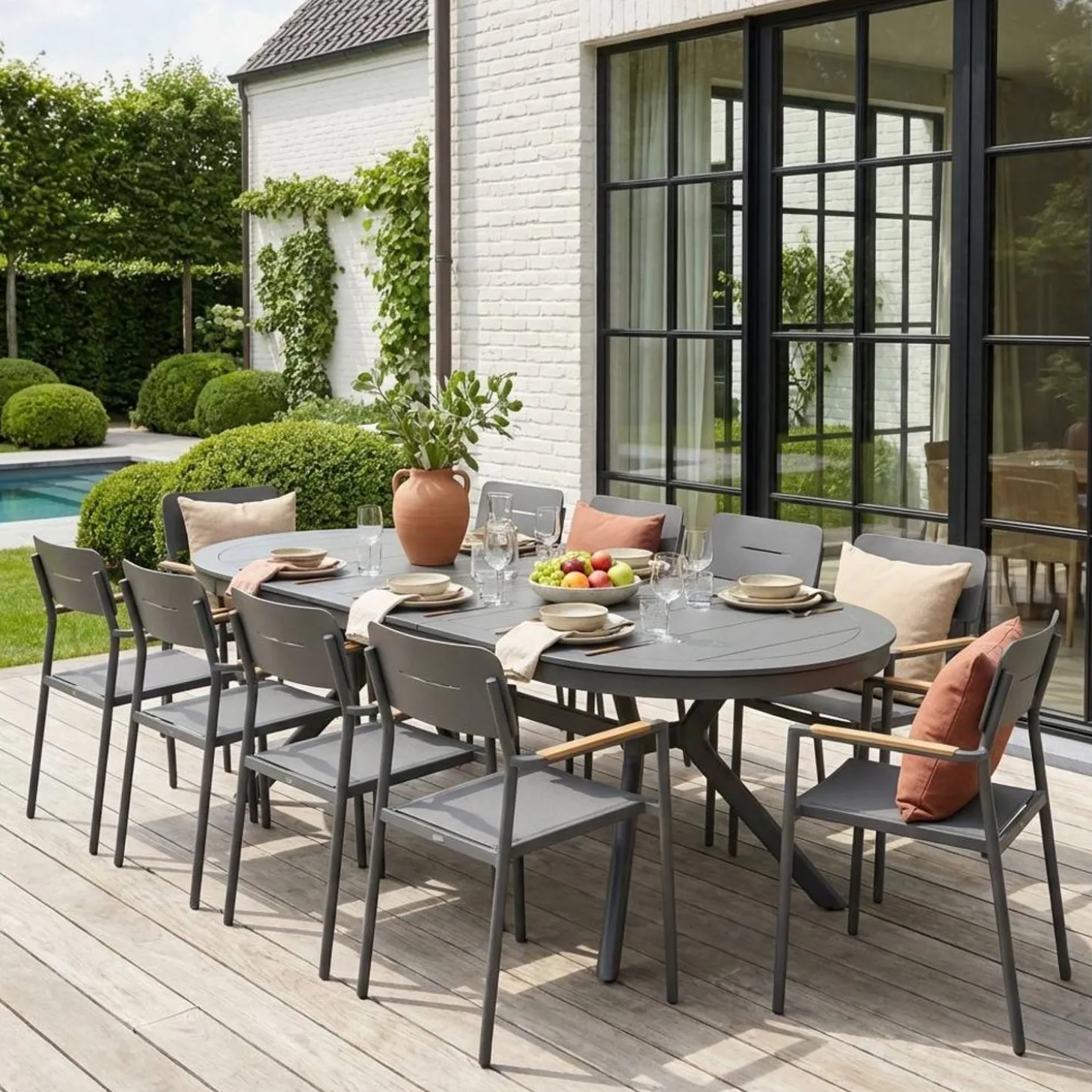 Conjunto de jardim com mesa oval extensível em alumínio com 10 cadeiras