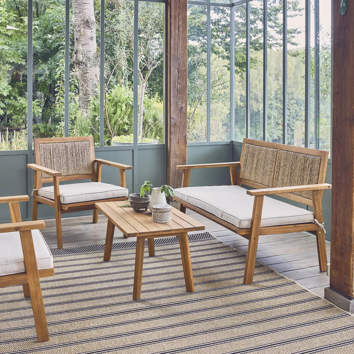 Conjunto de jardim com sofá em madeira e vime 4 lugares