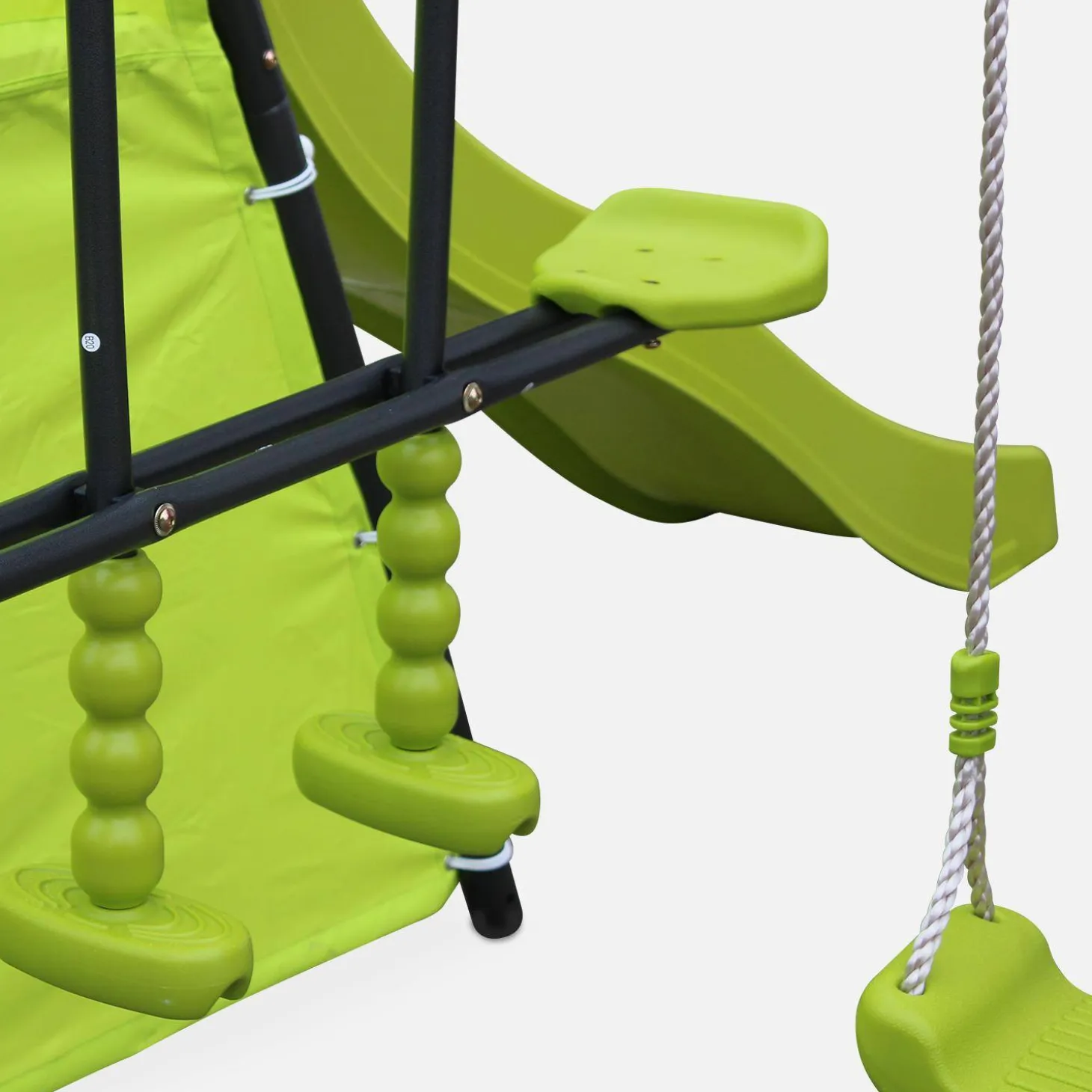 Conjunto de parque infantil com baloiço e escorrega