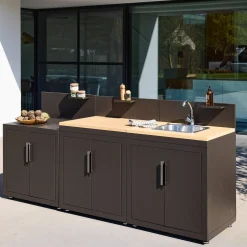 Cozinha exterior com 3 módulos em aço e decoração em madeira