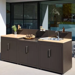 Cozinha exterior com 3 módulos em aço e decoração em madeira
