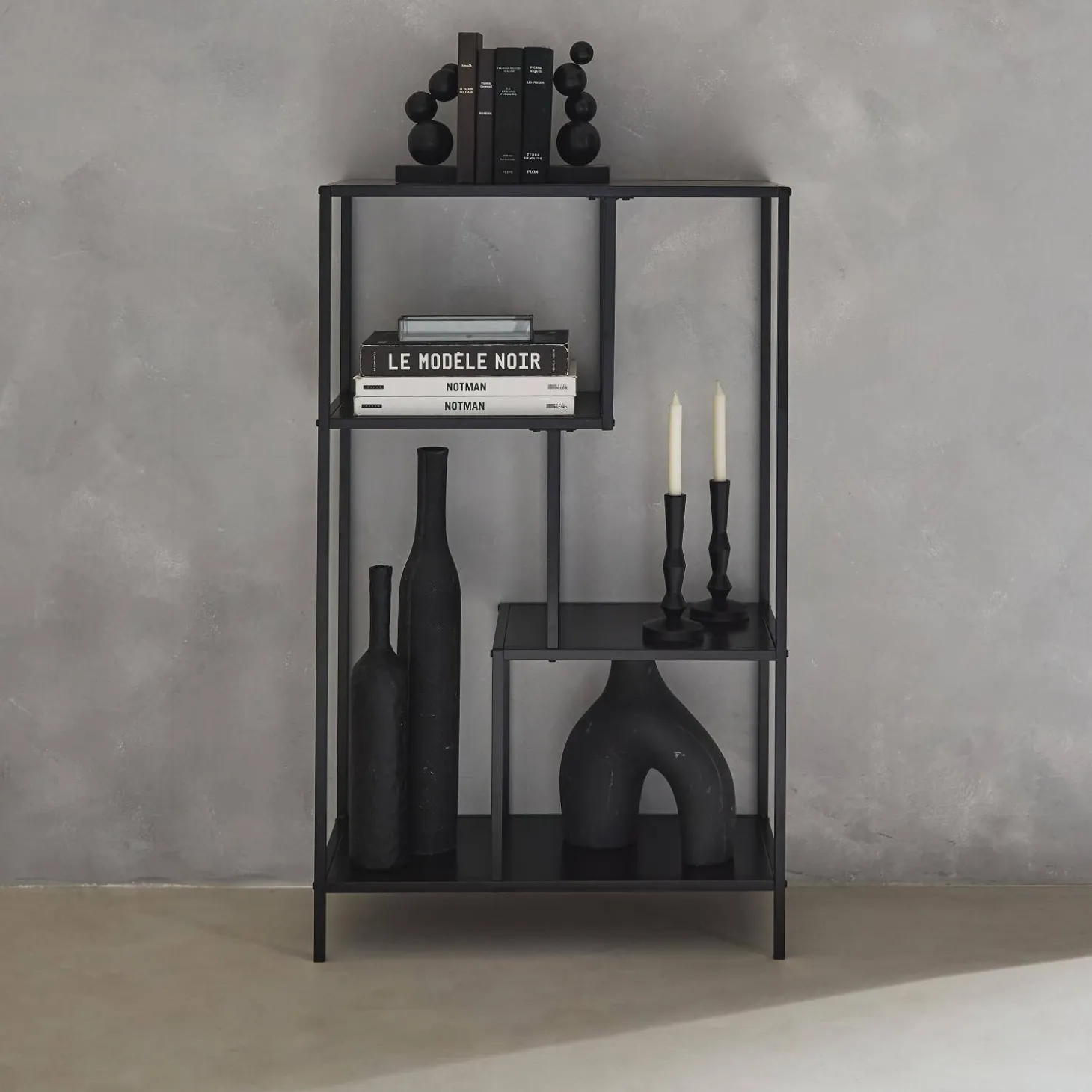 Estante assimétrica em metal preto com 4 prateleiras