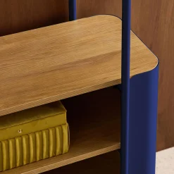 Estante de biblioteca em metal com acabamento em madeira e 6 prateleiras