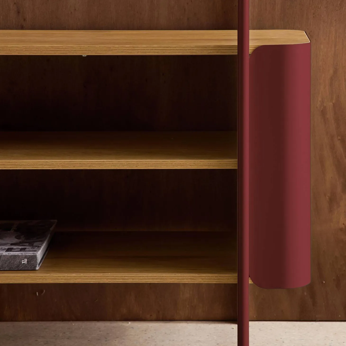Estante de biblioteca em metal com acabamento em madeira e 6 prateleiras