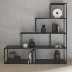 Estante de metal preto em forma de escada, 4 níveis