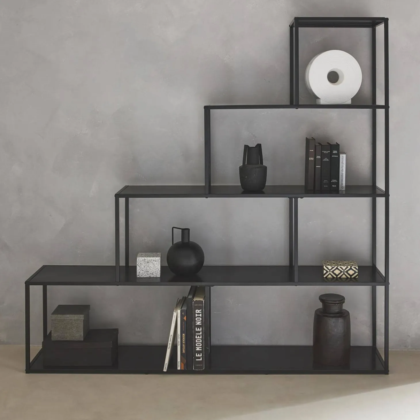 Estante de metal preto em forma de escada, 4 níveis