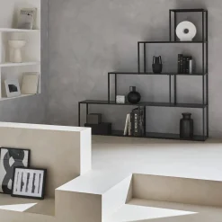 Estante de metal preto em forma de escada, 4 níveis