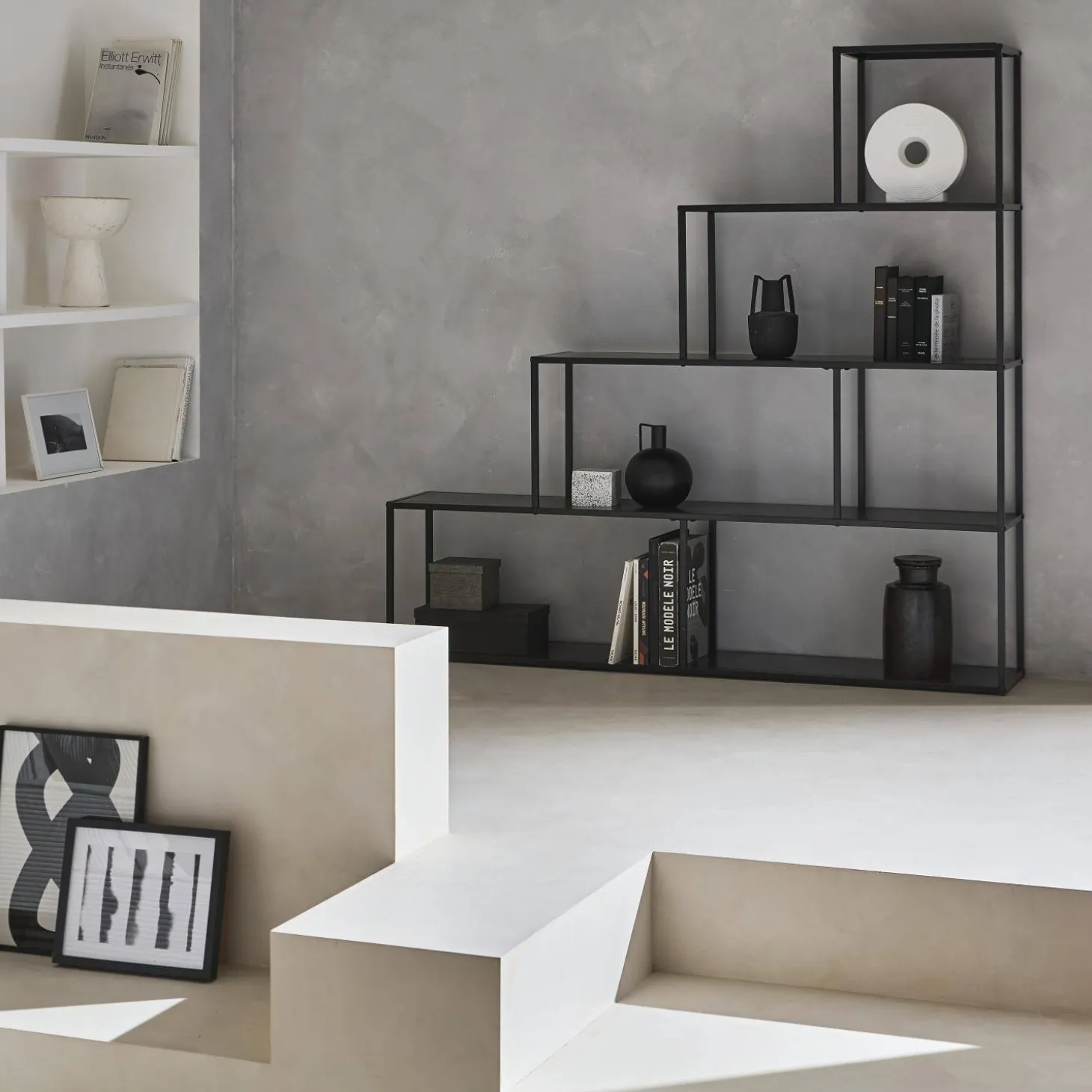 Estante de metal preto em forma de escada, 4 níveis