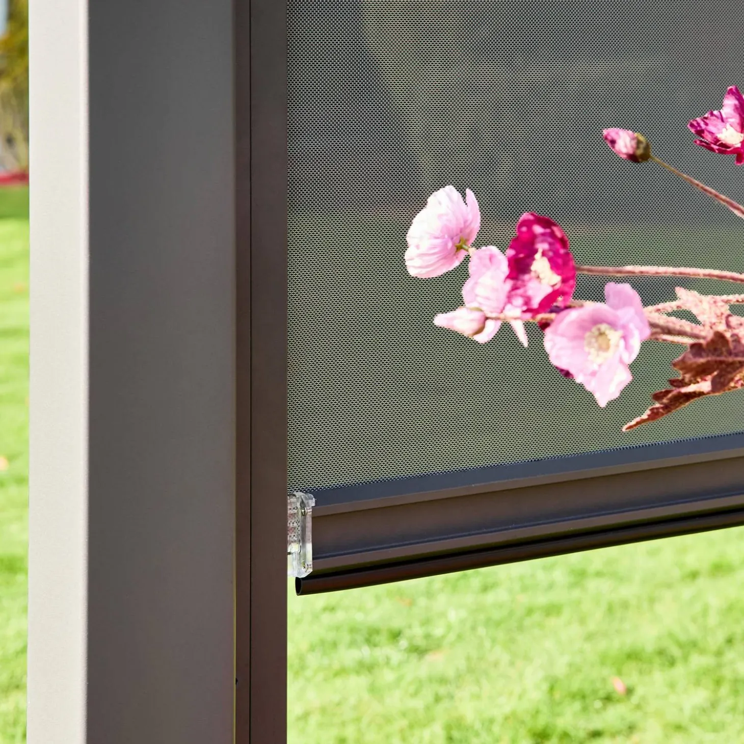 Estore lateral de enrolar em alumínio e textilene para pérgola bioclimática, 4m