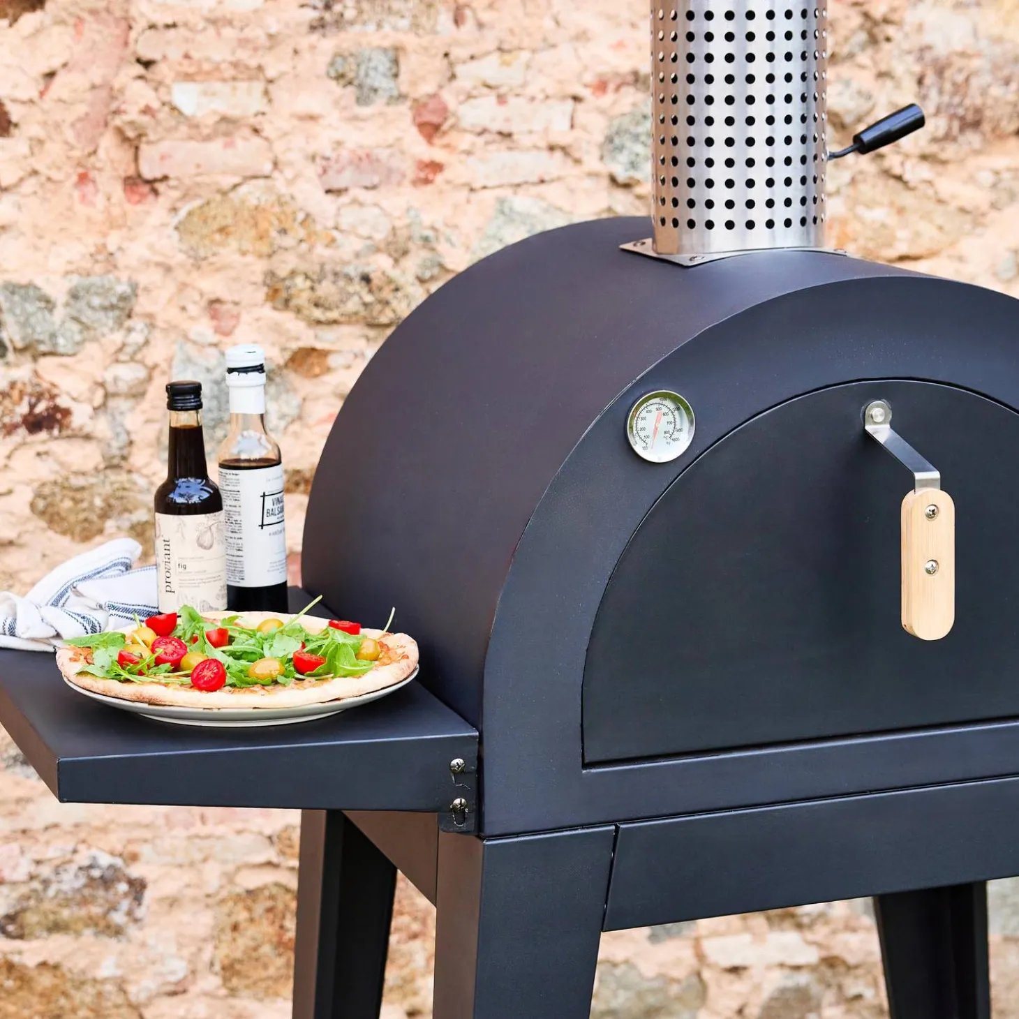 Forno de pizza de exterior a carvão com prateleira de apoio
