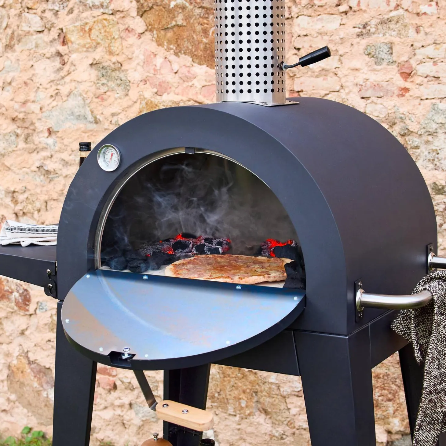 Forno de pizza de exterior a carvão com prateleira de apoio