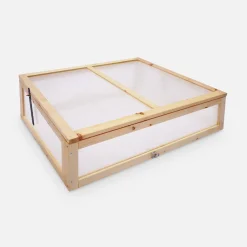 Horta quadrada com pés de madeira e estufa